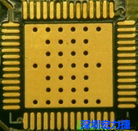 這是最不好的通孔設計，貫穿通孔直接擺放于QFN的接地散熱墊上，制造上無法確保其錫量，也就無法確保焊接良好。
