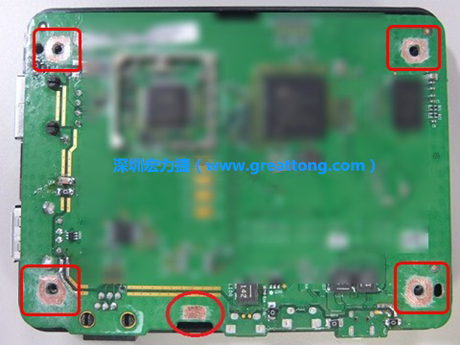 手動(dòng)去綠漆。使用傳統(tǒng)的刀片去除綠漆后的效果。