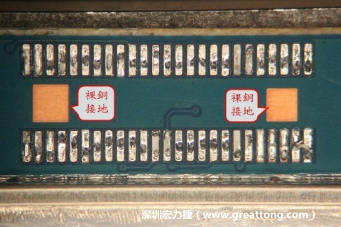 把板對(duì)板連接器全部移除，發(fā)現(xiàn)其下方板子共有兩個(gè)裸銅的方形設(shè)計(jì)。