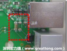 有人認(rèn)為電容旁邊已經(jīng)有螺絲將電路板固定于機(jī)殼上了，不應(yīng)該發(fā)生電路板彎曲的現(xiàn)象才對(duì)。
