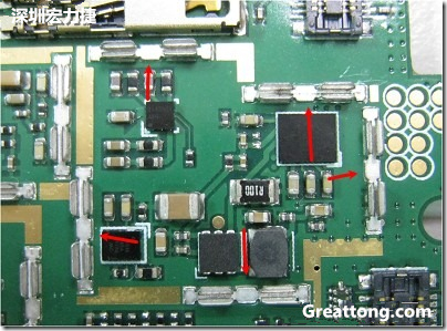 圖中顯示一塊電路板使用這種屏蔽夾(shielding clip)的實(shí)例?；旧衔覀冊趶澖堑牡胤蕉荚O(shè)計(jì)擺放了一個(gè)屏蔽夾，這樣可以讓作業(yè)員比較方便安裝屏蔽罩(shielding can)時(shí)的對位準(zhǔn)確。然后在其他沒有屏蔽夾的地方也設(shè)計(jì)了一些接地的布線，一來可以稍微提升屏蔽罩的電磁隔絕能力，另一方面也可以為屏蔽夾無效時(shí)，馬上可以更改為屏蔽框，而無需要重新設(shè)計(jì)電路板。