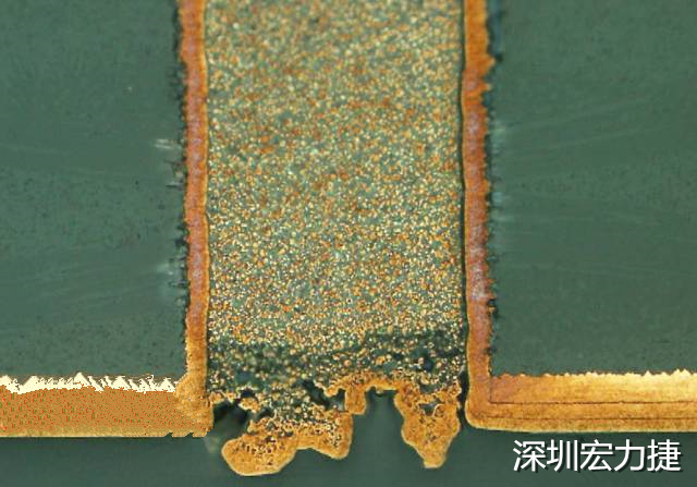 PCB設(shè)計(jì)之導(dǎo)電孔塞孔工藝 導(dǎo)電孔Via hole又名導(dǎo)通孔，為了達(dá)到客戶要求，導(dǎo)通孔必須塞孔，經(jīng)過(guò)大量的實(shí)踐，改變傳統(tǒng)的鋁片塞孔工藝，用白網(wǎng)完成板面阻焊與塞孔。生產(chǎn)穩(wěn)定，質(zhì)量可靠。