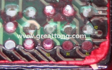下圖是紅墨水測試后將PCB板子拿回來側(cè)一個(gè)角度拍攝的照片，就可以很清楚的看到錫球黏在PCB端，或不在PCB端。