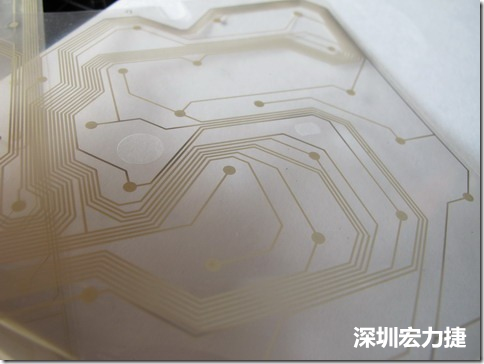 下面第二個(gè)圖則是另一片也有著按鍵線路的PTF，當(dāng)上、下兩面PTF的按鍵結(jié)點(diǎn)互相接觸后就可以計(jì)算出是哪個(gè)按鍵被按下了?？墒钱?dāng)按鍵沒有按下時(shí)，上下兩片PTF的線路則是分開的，所以上圖那片PTF的線路上面其實(shí)還另外覆蓋了另一層透明的PET作為絕緣層，只露出了需要在鍵盤按下時(shí)才會(huì)碰觸的接觸點(diǎn)，因?yàn)檫@些材質(zhì)使用的都是Polymer，所以才撐這樣的技術(shù)為Polydome(聚合簧片)。