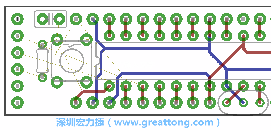 到目前為止，你應(yīng)該只剩下四個(gè)部分還未進(jìn)行布線，10K重置上拉電阻器、重置電容和1×6的序列排針。