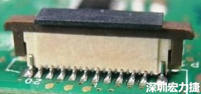 一開始的 connector 把 塑膠蓋子(cap) 塞到了 connector 的接觸彈片內(nèi)側(cè)。