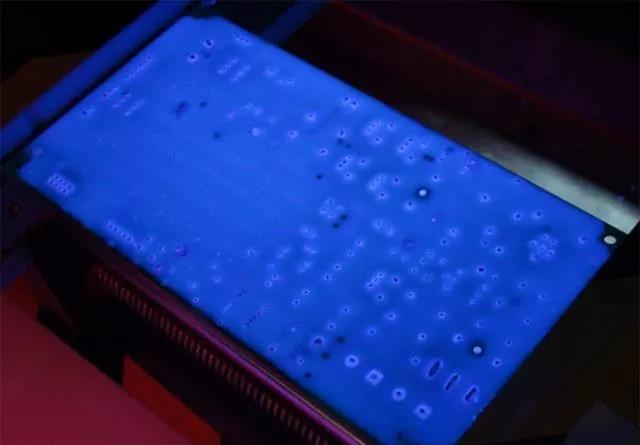經(jīng)過涂覆工藝后的PCB，在紫光燈下的拍攝效果，原來coating也可以這么美！
