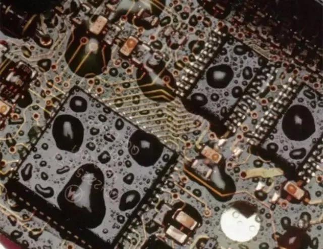 經(jīng)過涂覆工藝后的PCB，在表面形成透明的保護膜，能有效防止水珠和潮氣侵入，避免漏電和短路。
